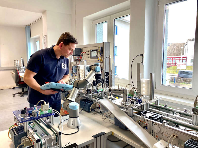 Mitarbeiter konfiguriert Robotiq System