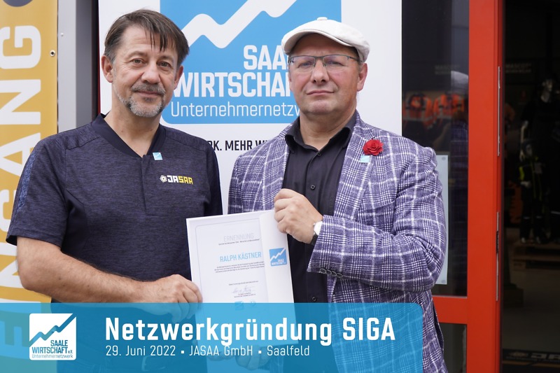 2 Männer halten Urkunde Netzwerkgründung SIGA