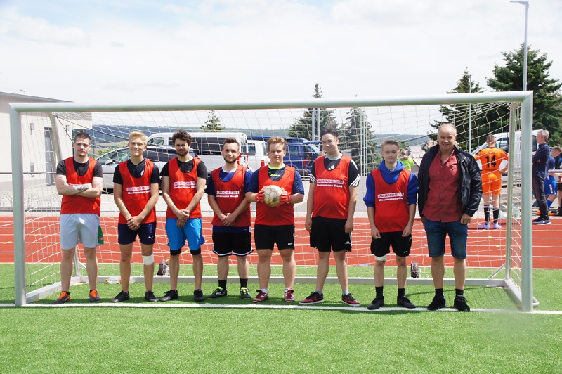 Fu&szlig;ballmannschaft auf dem Spielfeld