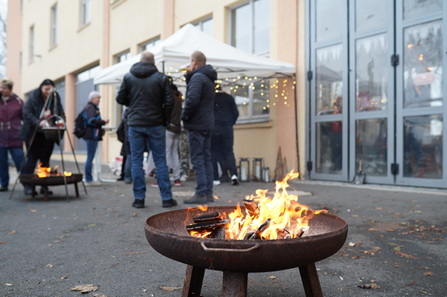 Kleines Feuer in metallener Feuerschale