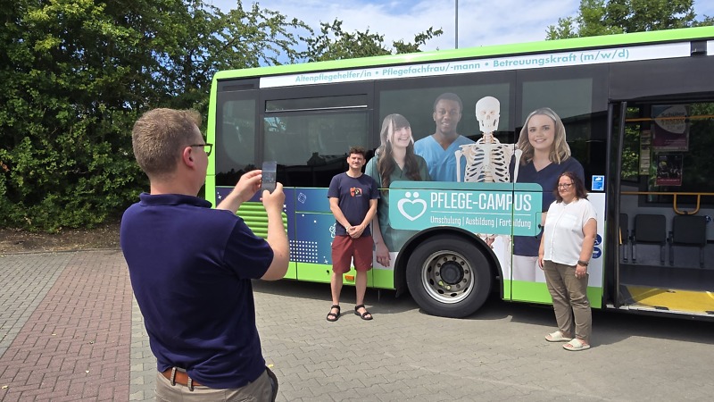Bus mit BZ Werbung und 3 Mitarbeitern