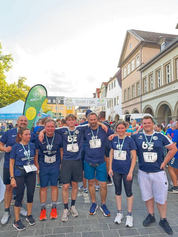 Mitarbeiter und Mitarbeiterin beim Firmenlauf 2025