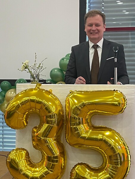 Herr Majewski hinter einem Tresen, 35.Jubil&auml;um