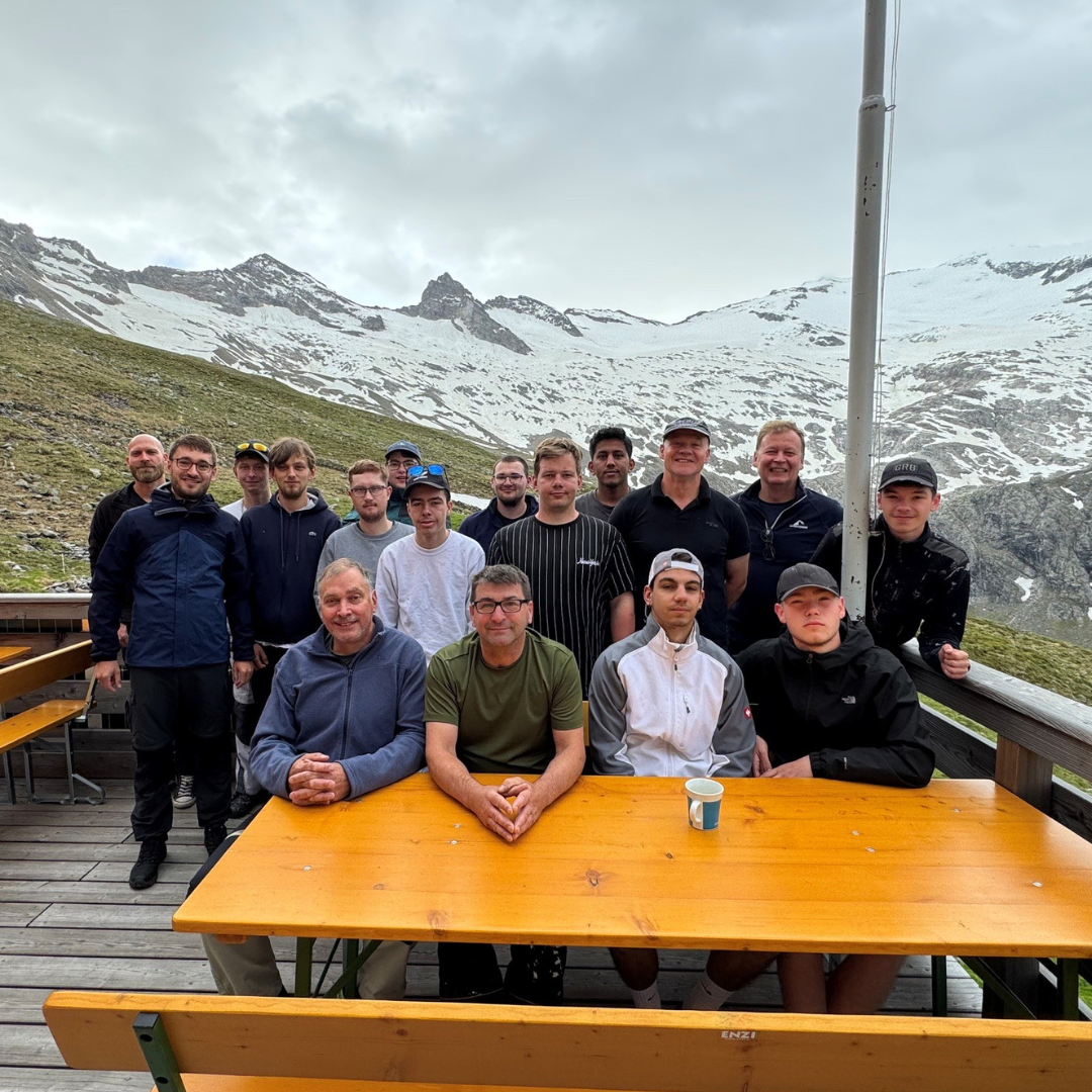 Team auf Berghütte