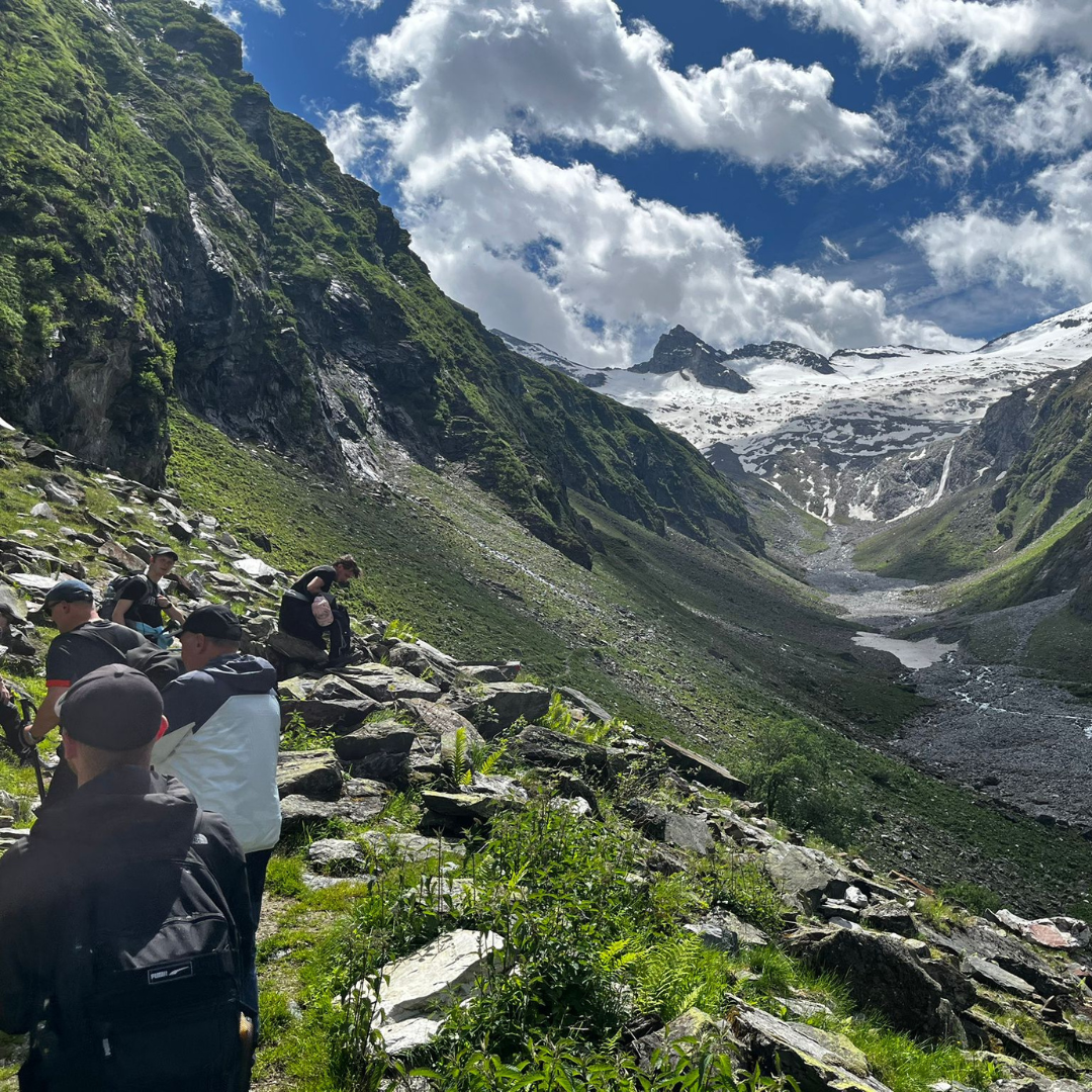 Team auf dem Bergweg